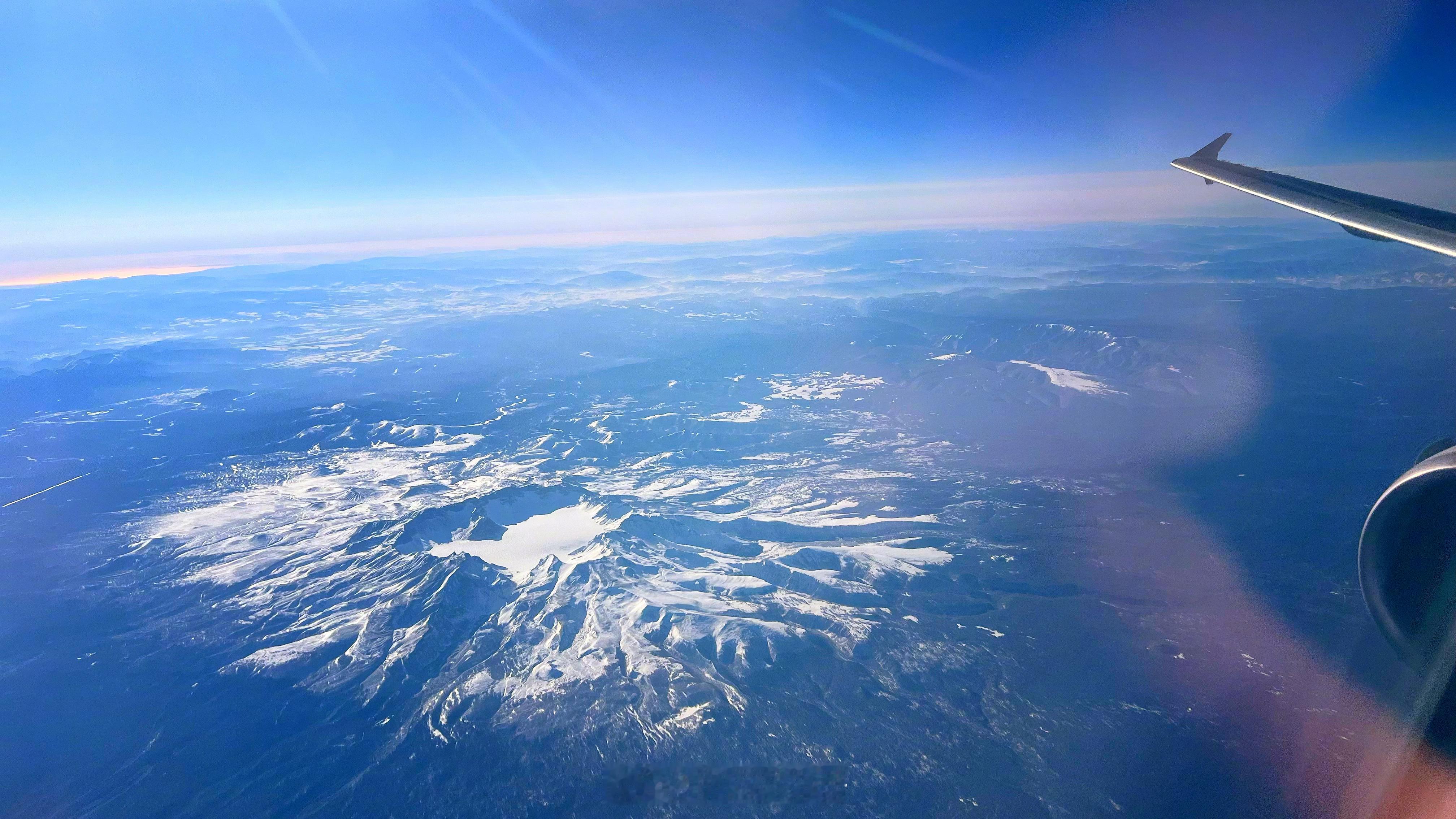 第一次在空中俯瞰长白山，竟然是如此的壮丽，长白山天池要比想象中更大。飞机起飞后，