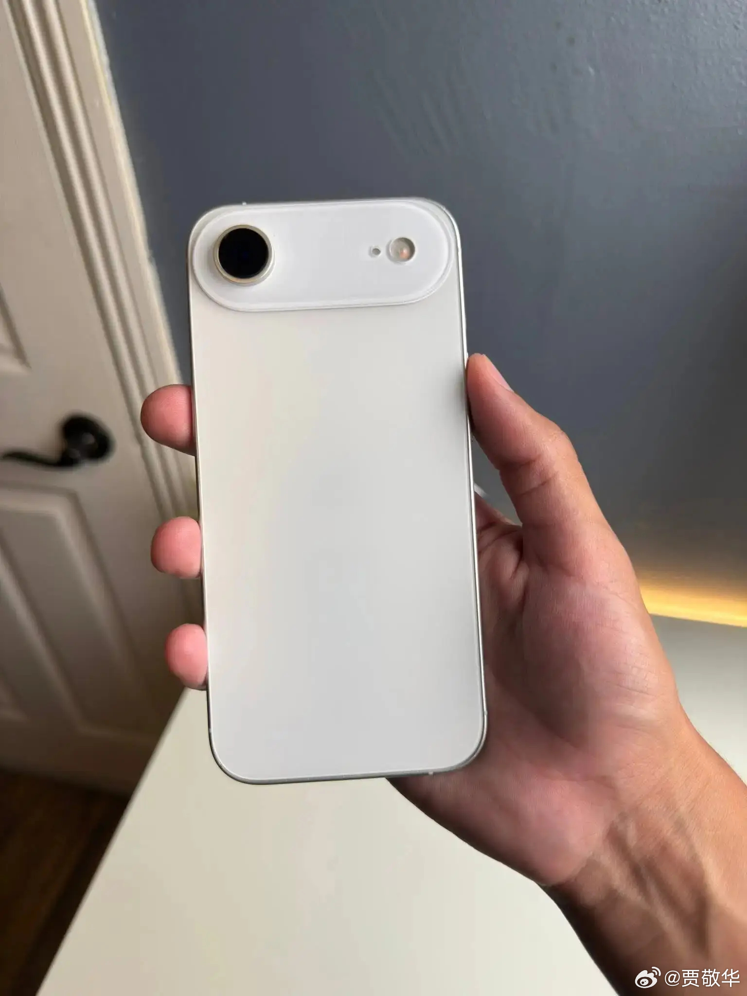 #iPhone17降价带动老机置换潮# 安卓手机涨价，苹果降价，手机圈杀疯了。在