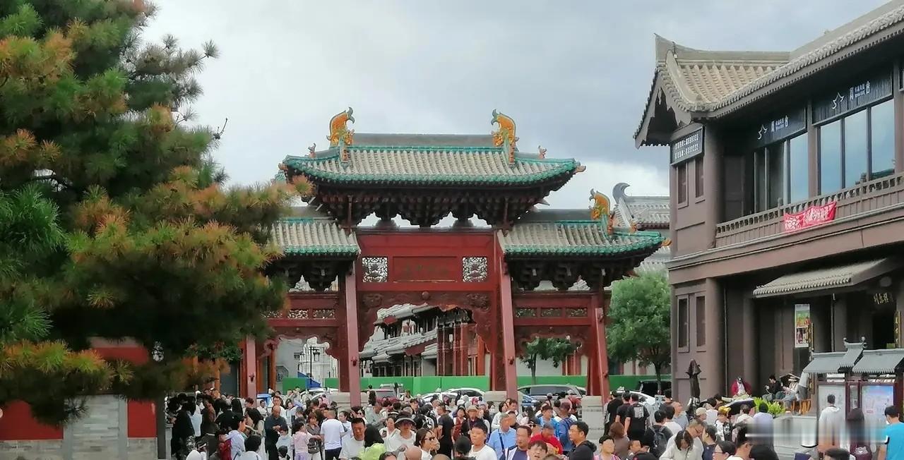 奇怪了，
高铁满员，高速堵车，
景区预约不上门票，
怎么就那么多人喊：假期旅游凉