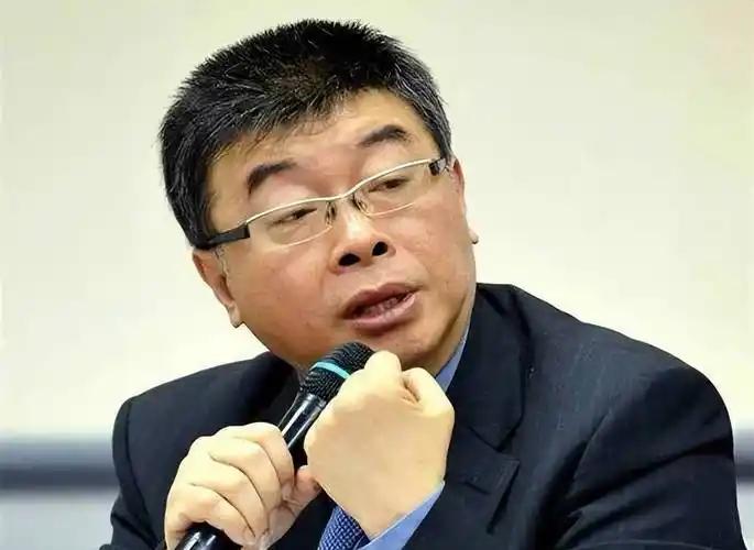 台湾时事评论员邱毅教授说:“高市早苗现在危险了，中国大陆对她打组合拳，步步进逼；