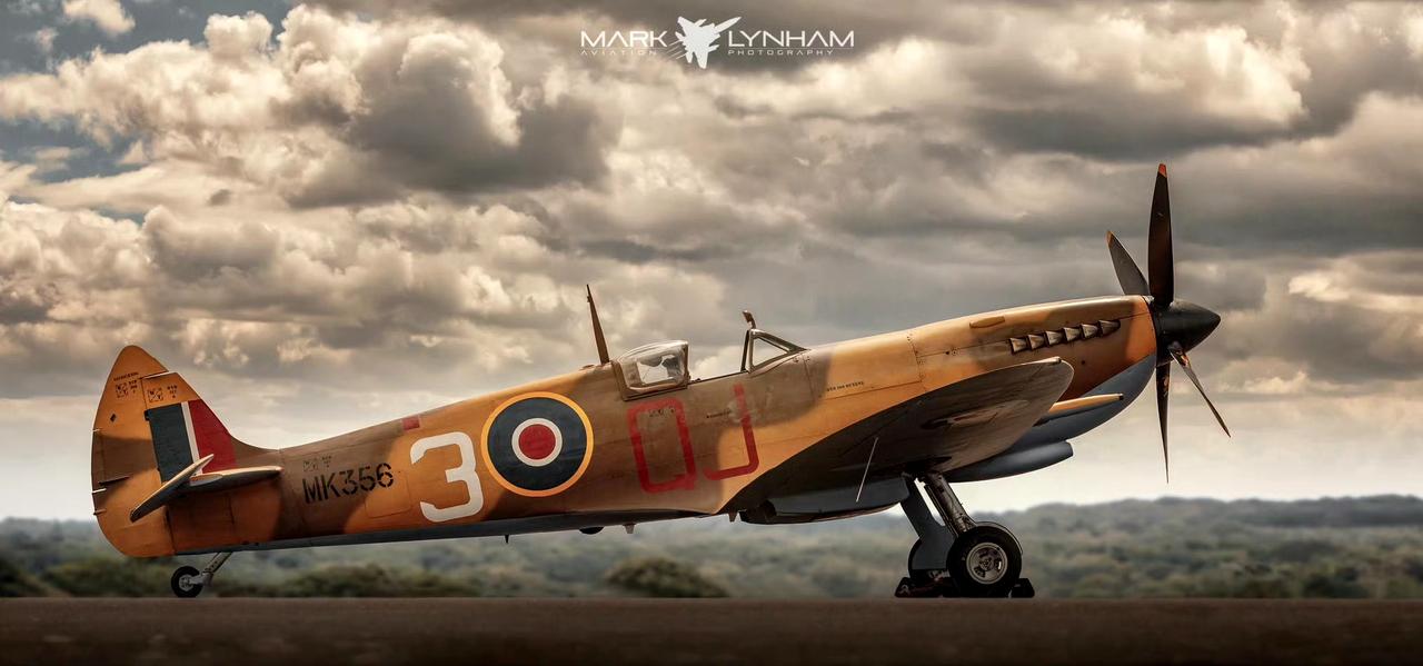 战机欣赏：分享一组喷火战斗机照片。喷火式战斗机凭借其卓越的性能和不断改进的设计，