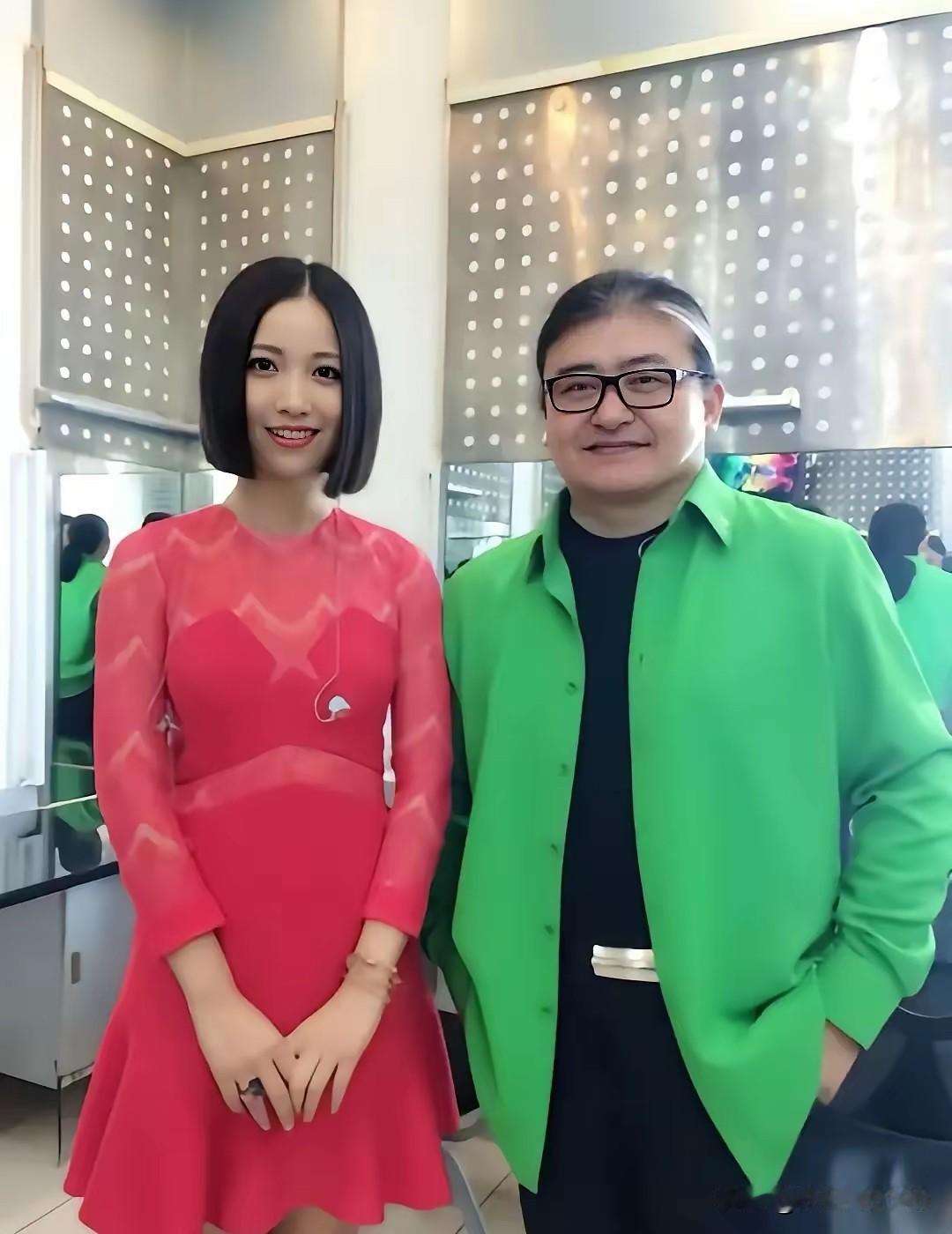 其实刘欢的衣品非常好，虽然不是很高，但是他的着装一般都非常精致，就算是穿一件绿色