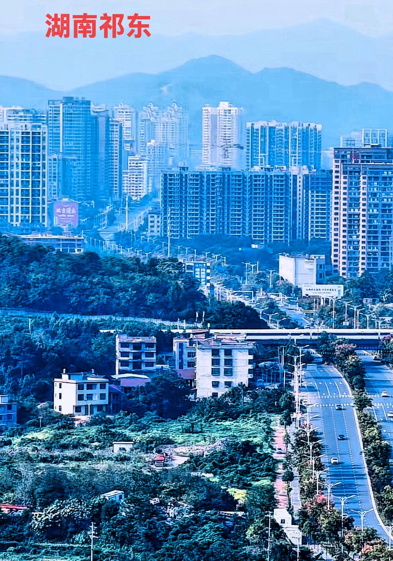 说祁东，，从不同的角度看湖南的祁东县。尤其是从山的这边看祁东县城，这种景观简直就