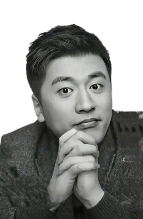 张雪峰说：
“姑娘，请你一定记住：
先谋生，再谋爱；
先独立，再谈情。
读书，