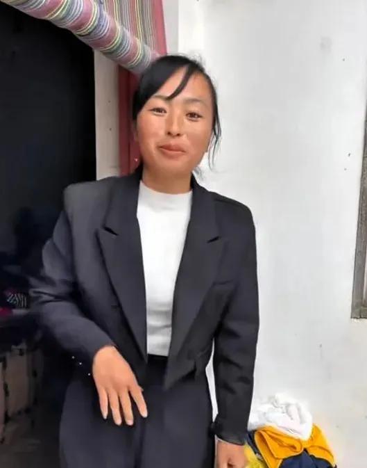 2021年，河南的朱大哥在修拖拉机时被砸身亡。谁知，他妻子不堪重负离家出走。弟媳