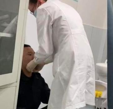 “真的惊掉下巴了！6月7日上午，沈阳一考生刚走进考场大门，一个哈欠打下去，下巴直