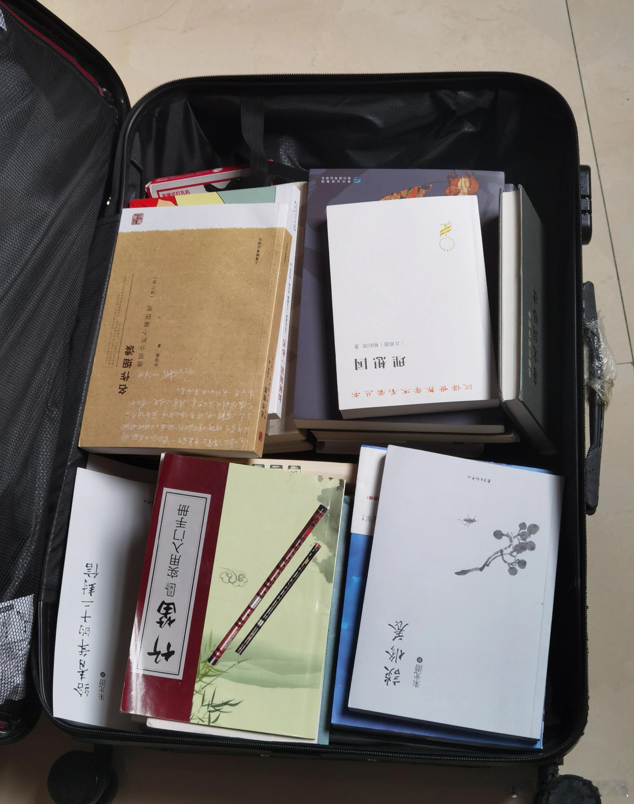 #好奇大学生毕业都是怎么搬东西的#女大学生毕业搬东西差点累嘎了，谁家好人上学拖这