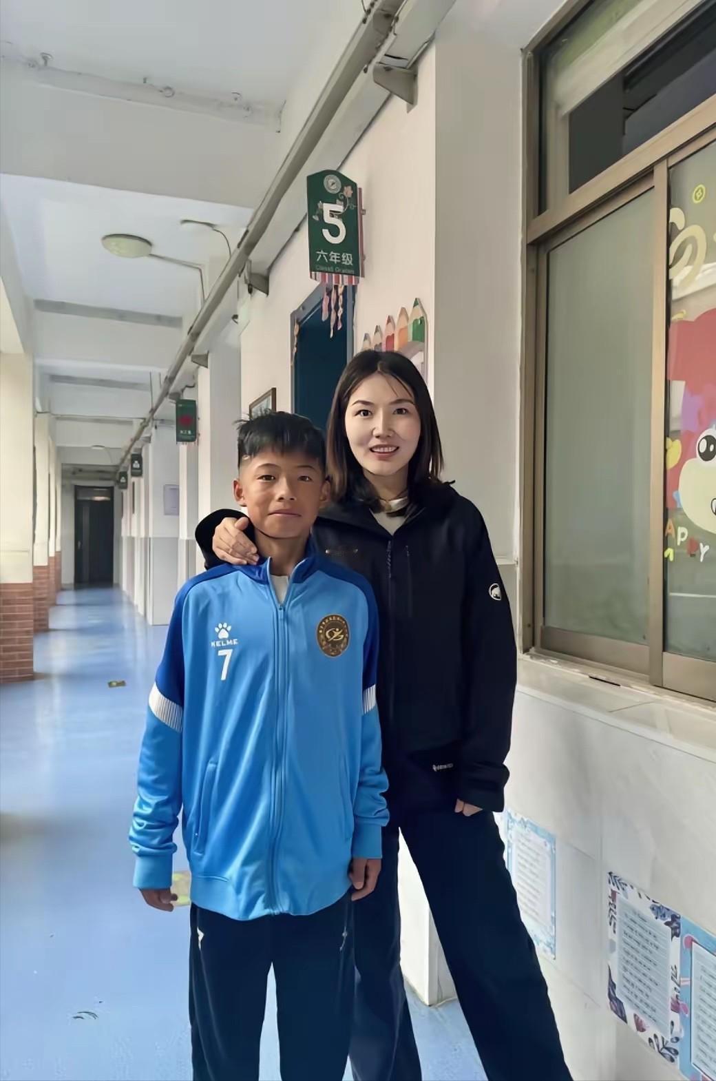 南京12岁“空翻少年”夺冠回国，班主任许老师一句话看哭网友 
 
最近，所有人的