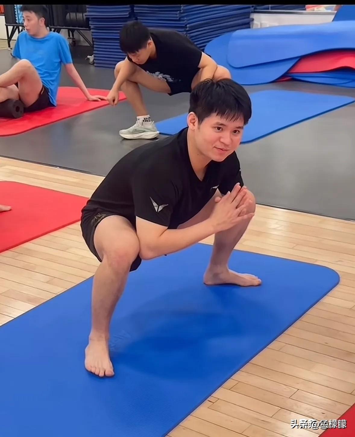 突发状况！
澳门世界杯2026国乒 林诗栋退赛 。
中国香港林兆恒递补。