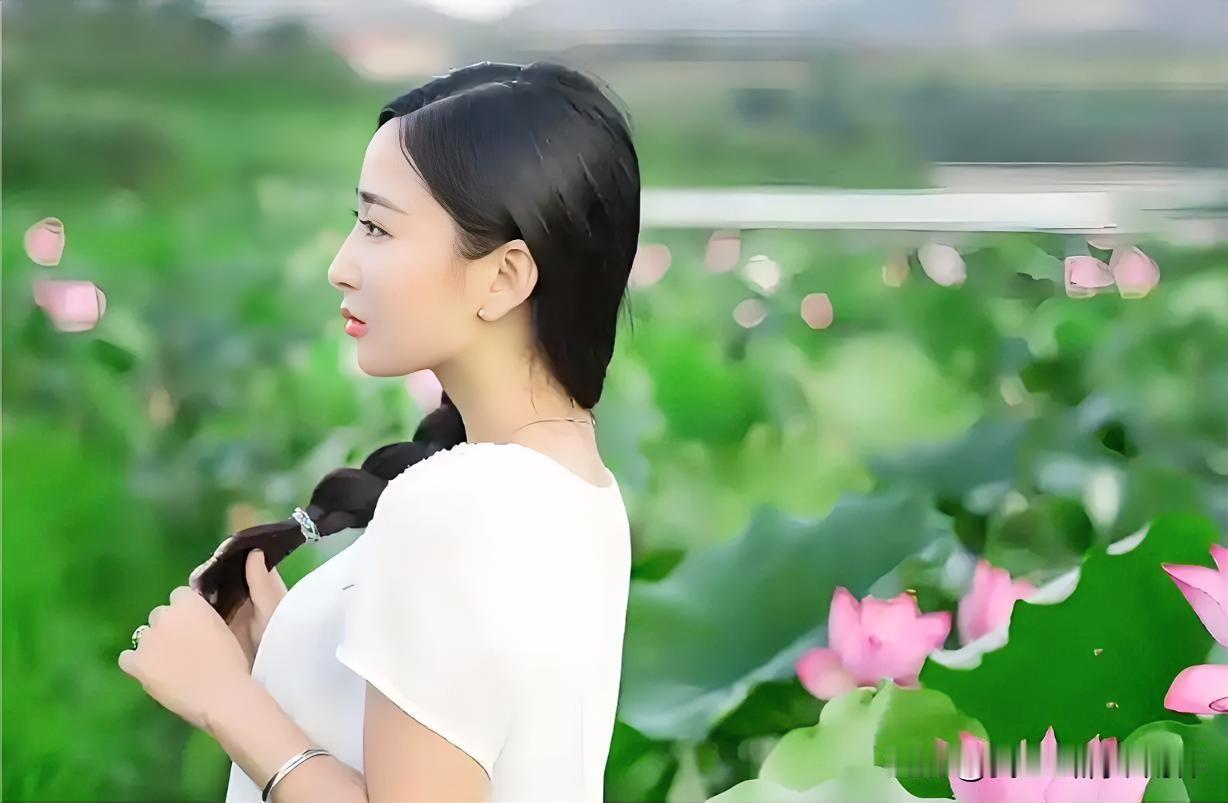下联：芙蕖朵朵立娉婷
上联：有请雅士[玫瑰][玫瑰][玫瑰]