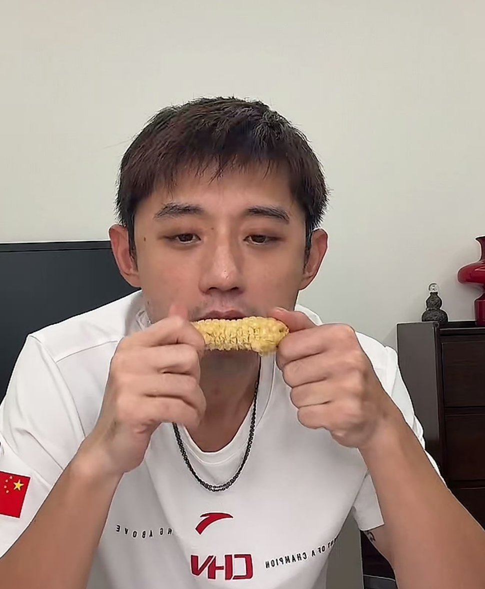 张继科直播张继科直播被网友刷屏追问热搜事件，他简短作出回应，将话题拉回乒乓球，全