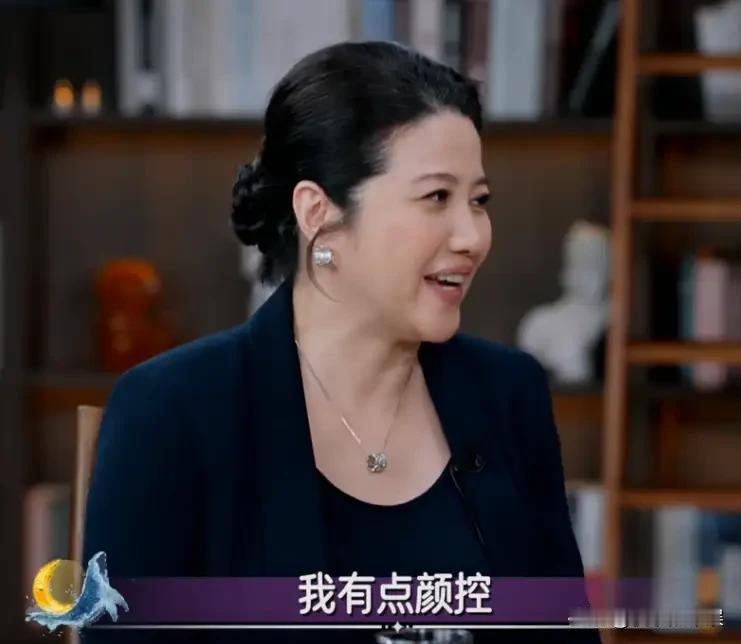 颜丙燕小20男友曝光
185的身高，还戴着耳钉
两人逛逛着市场，小男友很黏人，出