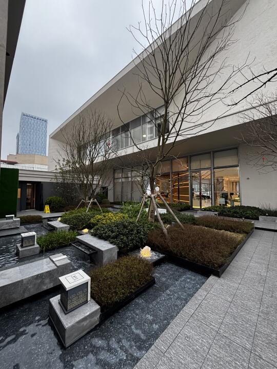 贵阳金融城一路🏬之隔这楼磐简直弱爆啦