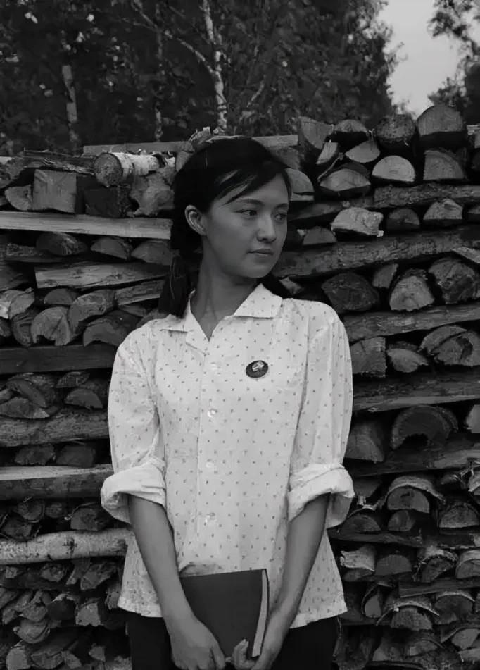 1966年，北京知青被公羊顶倒。她赶紧从地上爬起来，拍打身上的泥土，那只羊又退后