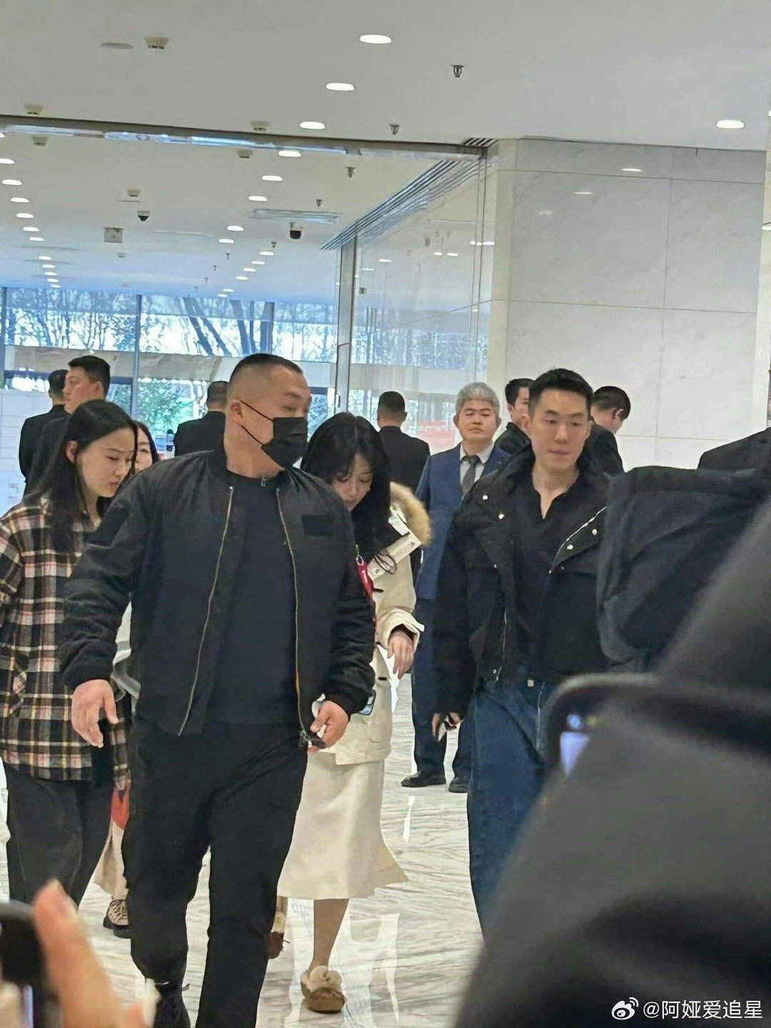 杨紫出席活动一角，一身白色穿搭 