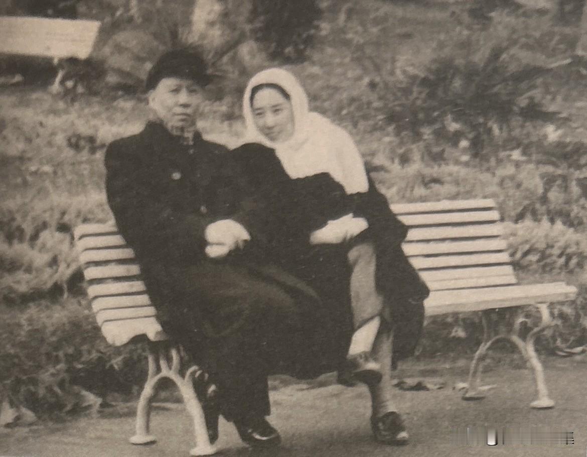 1952年，刘少奇访苏期间根据苏方安排在索契休养（图一），右为王光美。此次访苏及