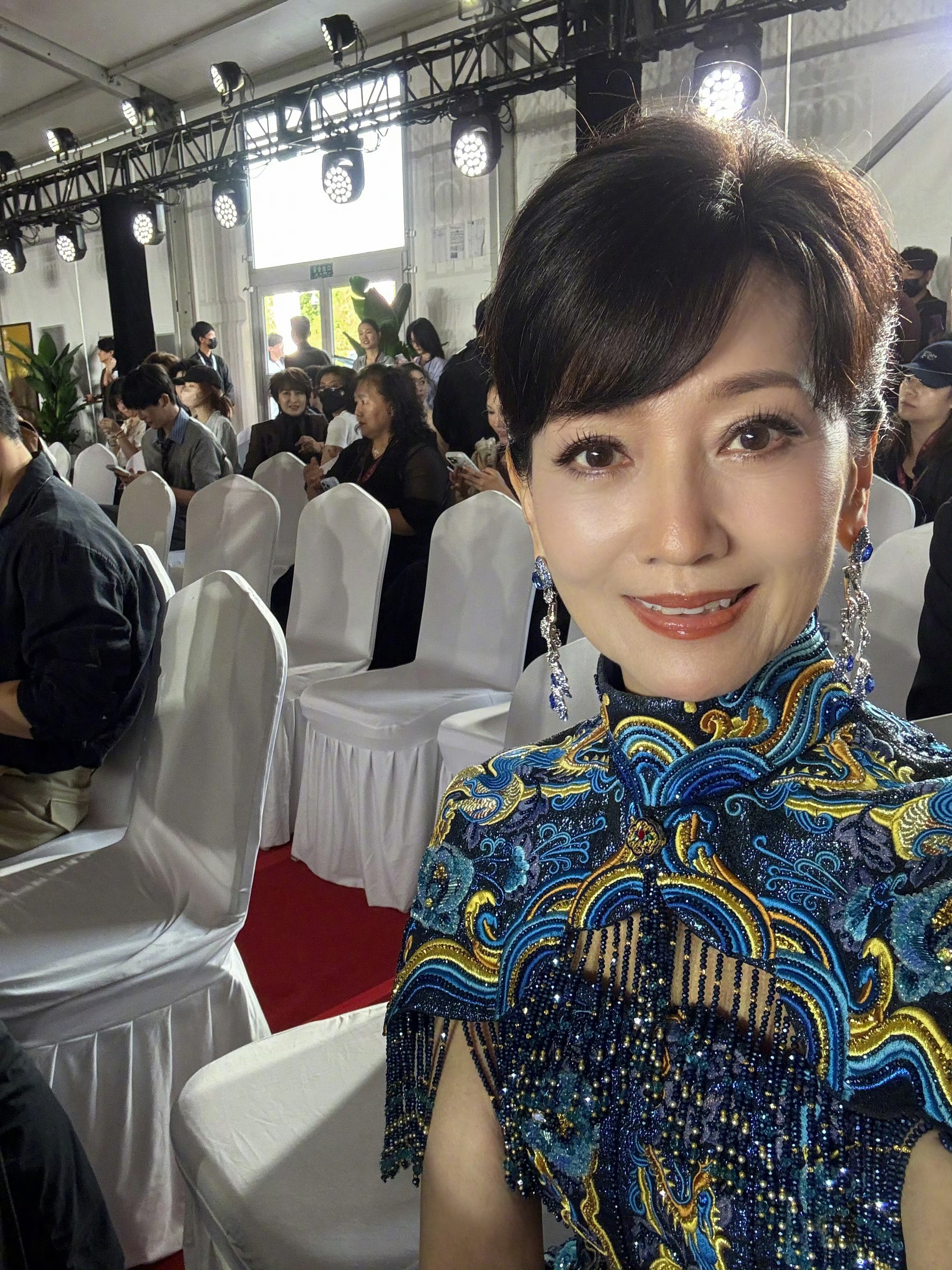 赵雅芝这年纪这状态真的很厉害了...70多了依旧美丽优雅，精气神十足 