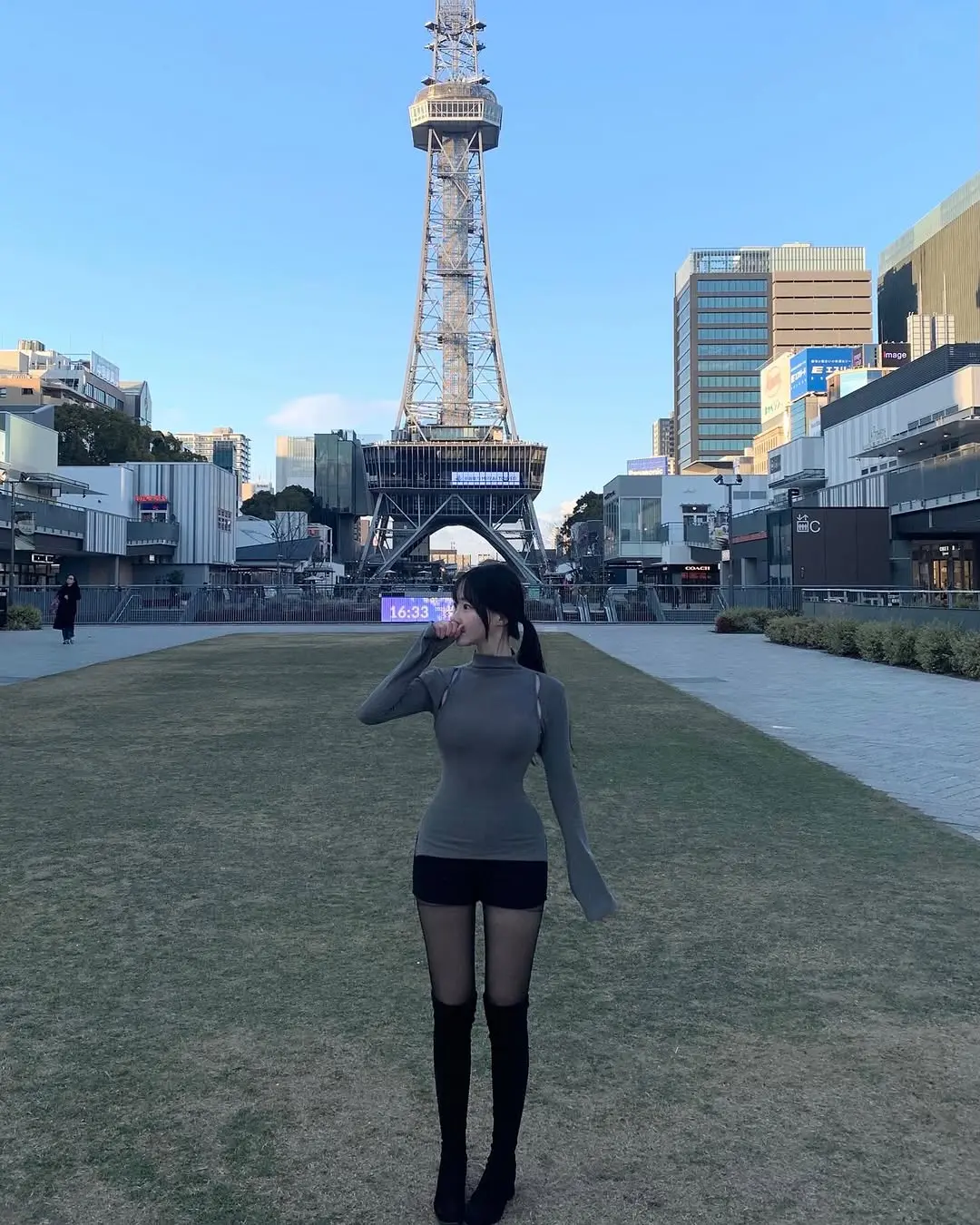 每一帧都是热爱 大长腿美女 身材好就是好 隔屏撩你 埃菲尔铁塔