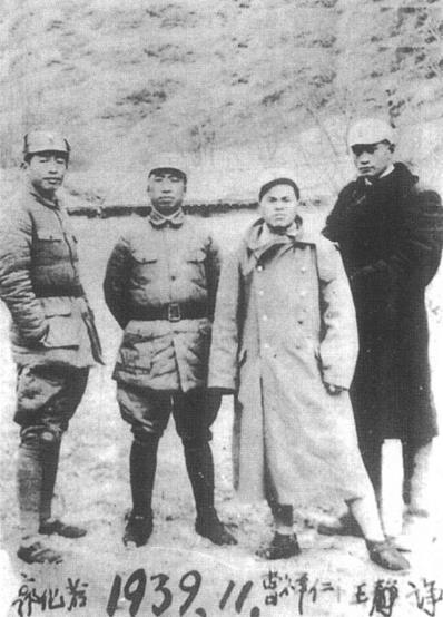 1939年11月，军委一局局长郭化若(左)与战友合影。