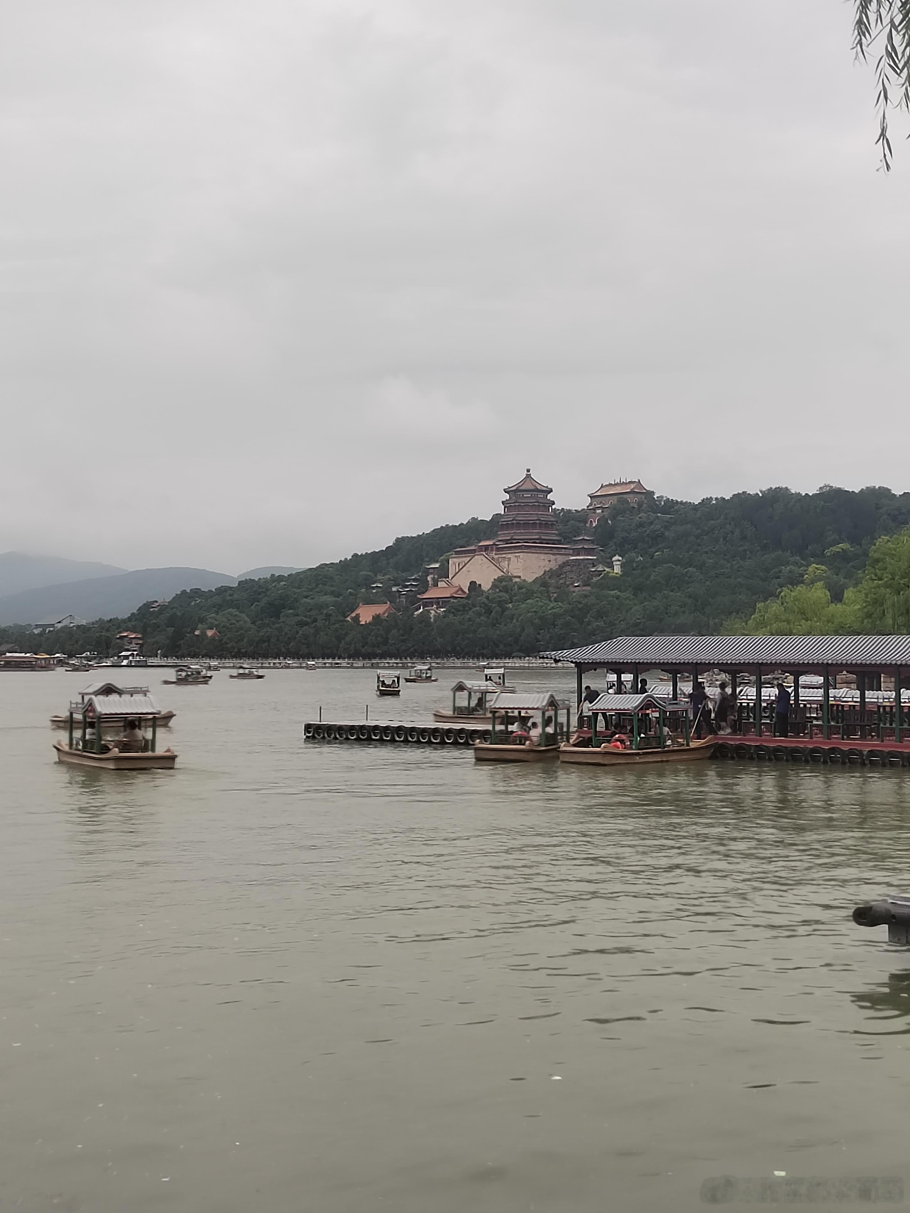 杨紫 逛完北京景点全程暴走，腿都要酸麻了，累是真的，但美景也尽收眼底啦！今天要好