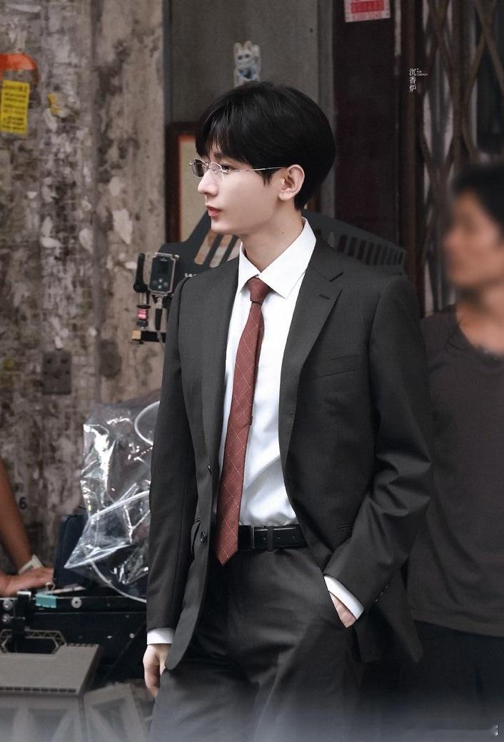 成毅好有港味成毅港风西装造型 港风西装造型释出，成毅兼具温柔与疏离感，复古氛围感