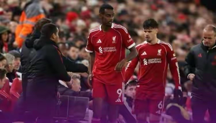 英超第12轮爆冷不断 积分榜格局生变英超第12轮迎来多场焦点战，冷门迭爆重塑积分