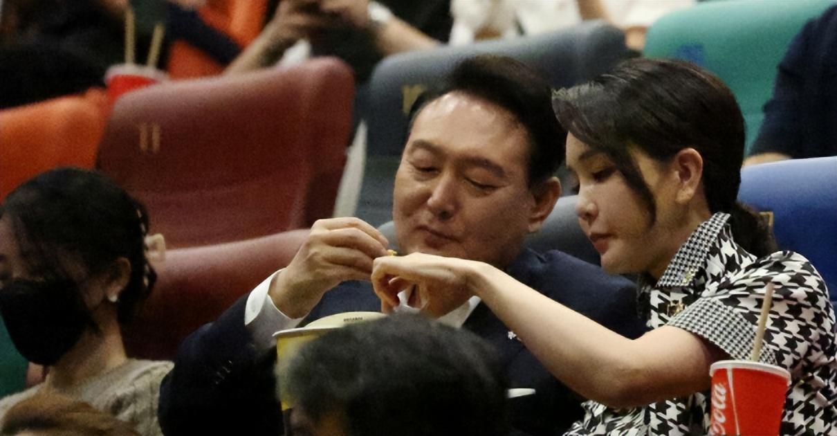 金建希夫妇曾经在电影院一起吃着爆米花看电影，他们还到军营参加活动，那时他们的两人