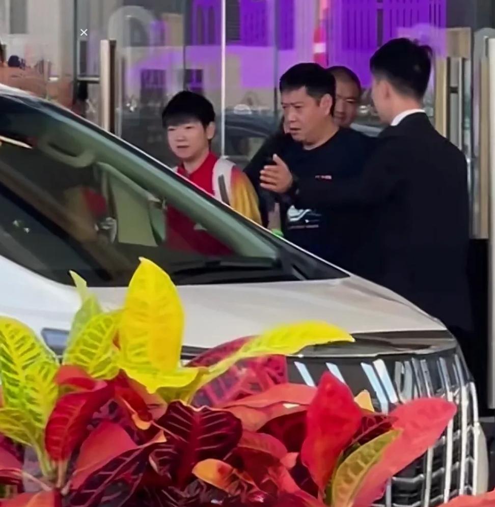 哇塞，今天莎莎可是有大阵仗啊！🚗
早上训练，商务专车就停在宾馆门口等着，这待遇