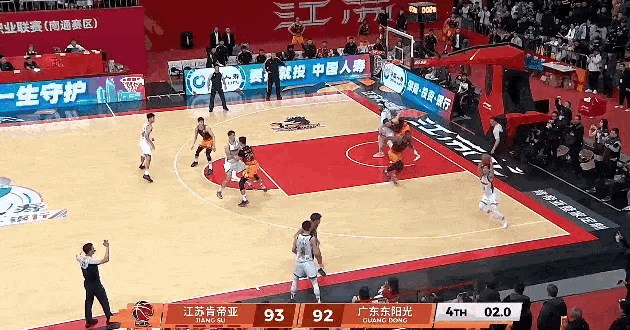 最后一球票王都摔倒了 太心疼了江苏男篮绝杀广东男篮广东男篮又被绝杀了江苏男篮vs