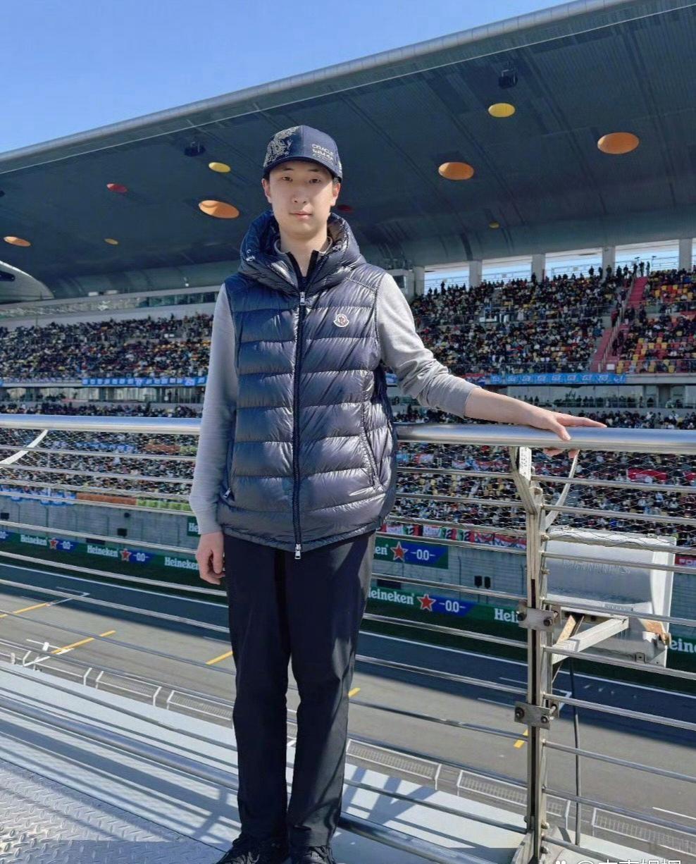 看得出来，林永健的宝贝儿子林大竣是个大高个，不愧是林永健的儿子，父子俩长相如同复