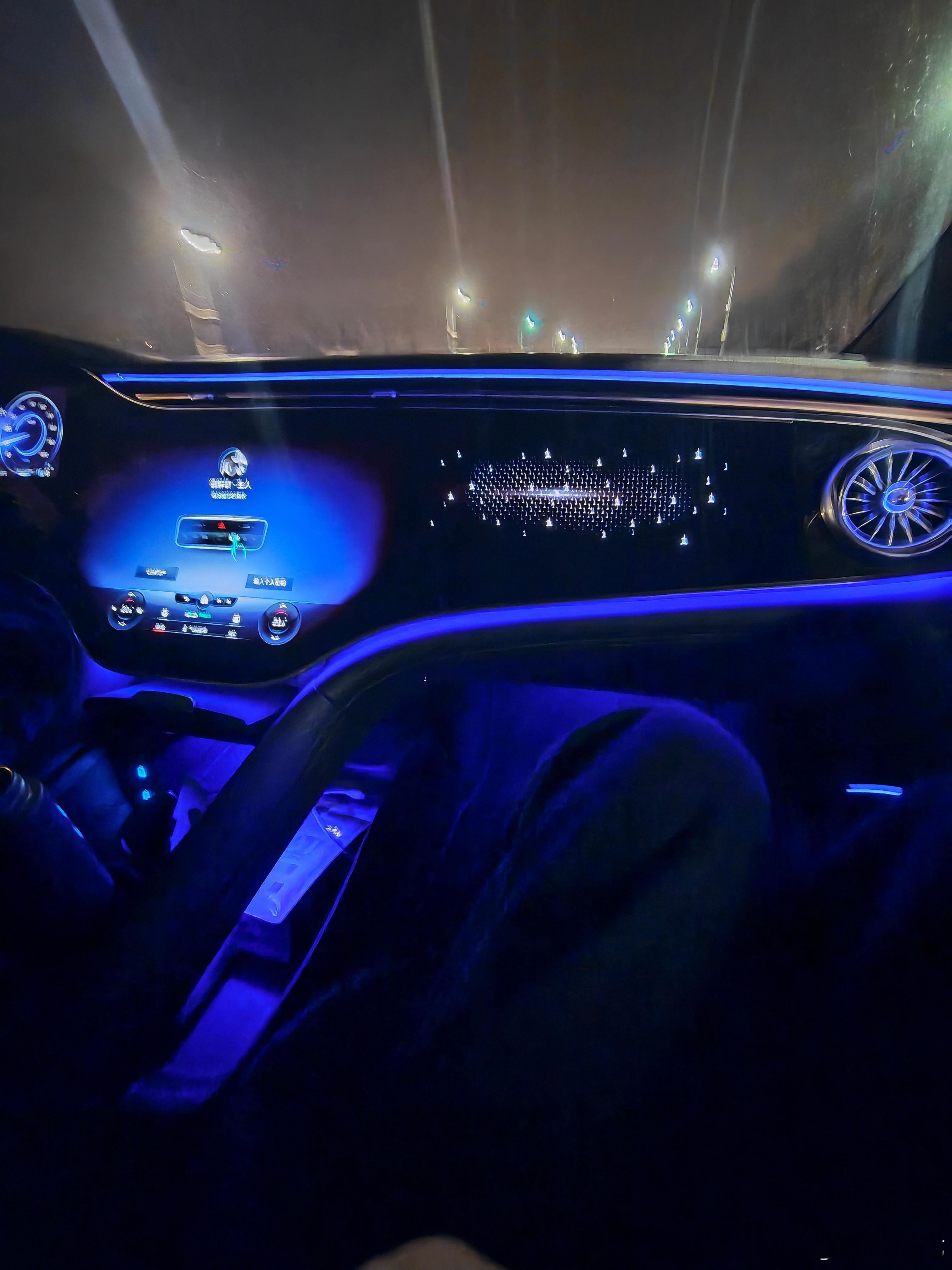 奔驰140年生日快乐昨天打车，是一个奔驰EQS纯电轿车，超级联屏看着挺酷，但是司