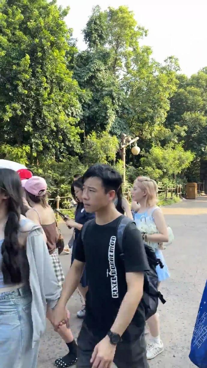 有网友在上海迪士尼偶遇了周也！真的没有一点明星架子，和周边融入得太和谐了！和助理