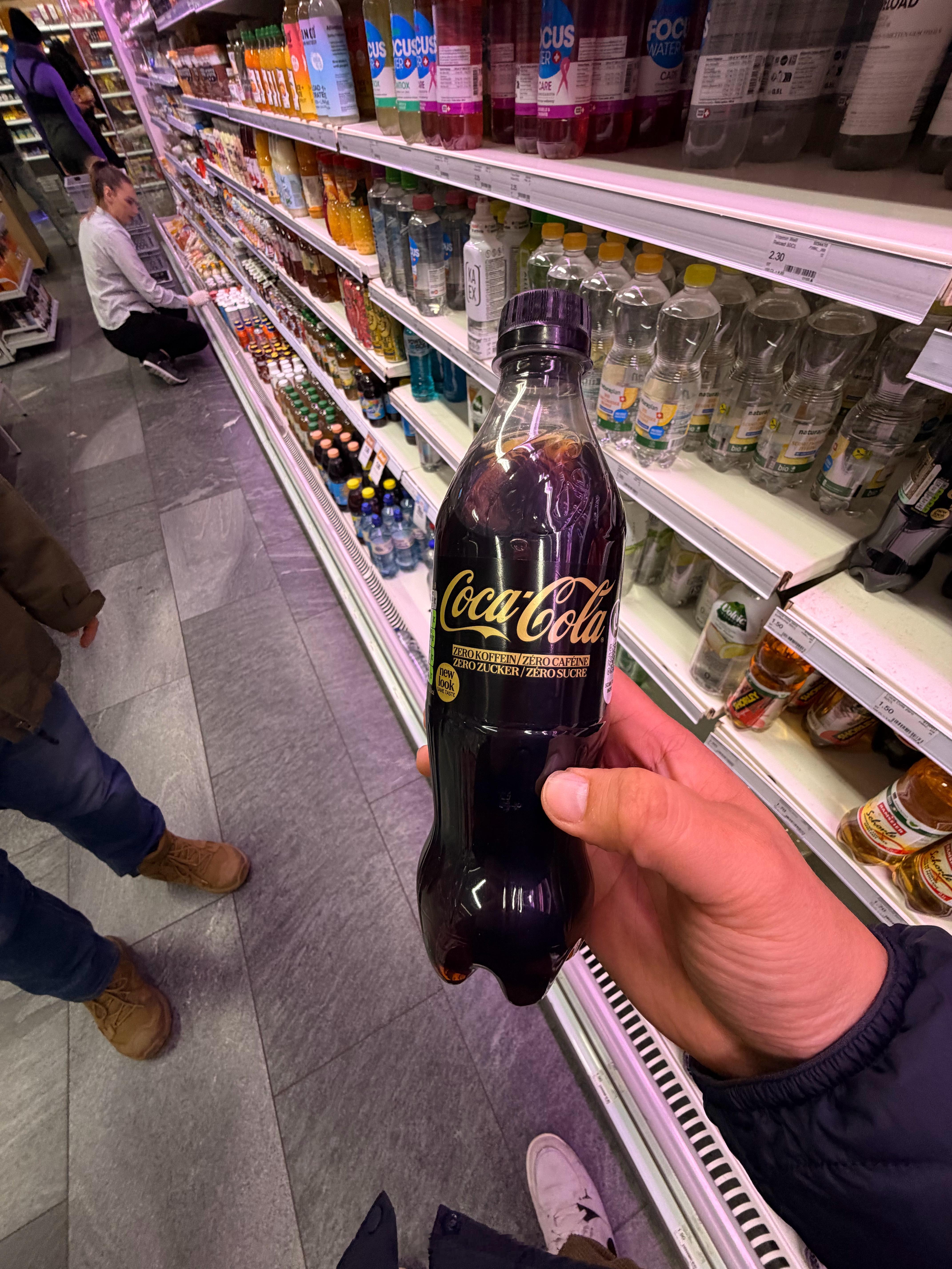 在欧洲时候第一次见到可口可乐零度 零度，不好喝，还不如零度呢，这款貌似国内没有吧