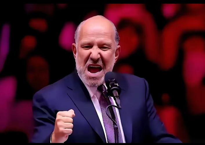 美国商务部长在国会，当着所有人的面，火气直接顶了上来：“为什么中国连一块我们的芯