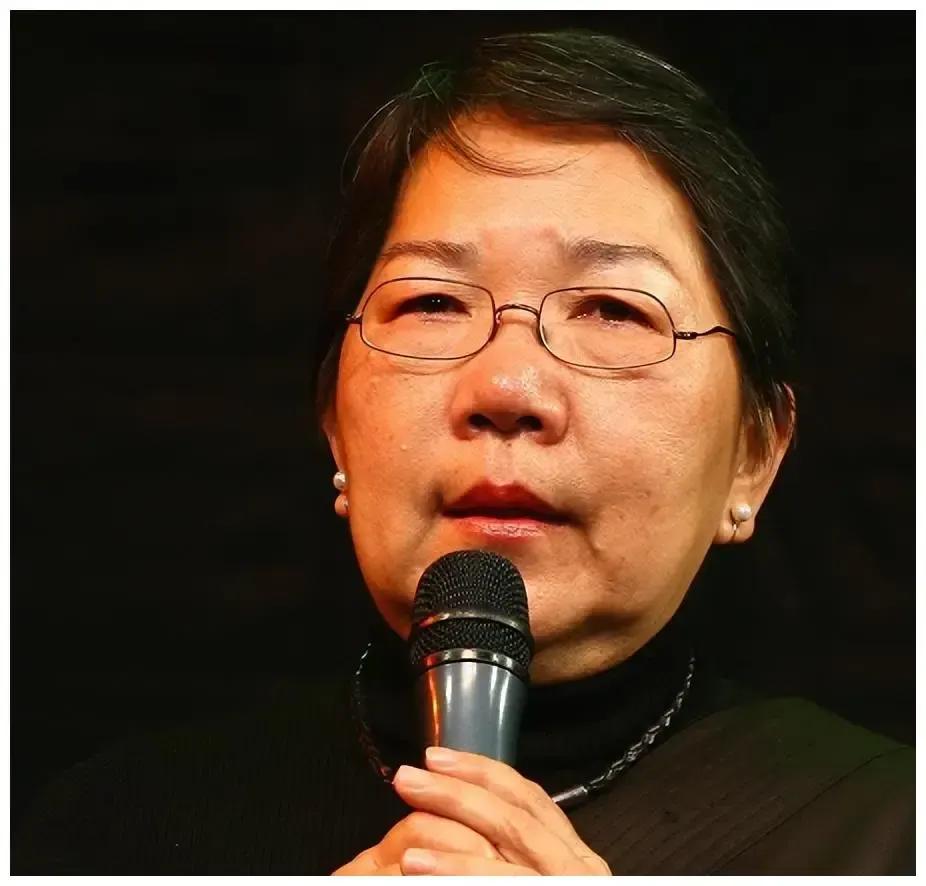 “愚公移山太可怕了！”2014年席慕蓉在南开大学演讲时，顺手给《愚公移山》判了“