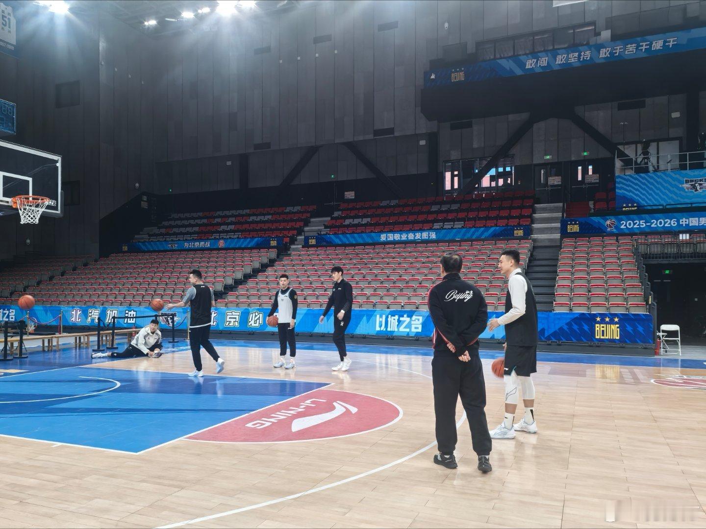 北京男篮vs青岛男篮 曾凡博 方硕都回来啦，但是川队这两天发烧了，今天仍有感冒症