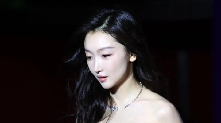 周冬雨红到韩国了，几部电影斩获了韩国观众的喜爱。#电影人物周冬雨# #2024小