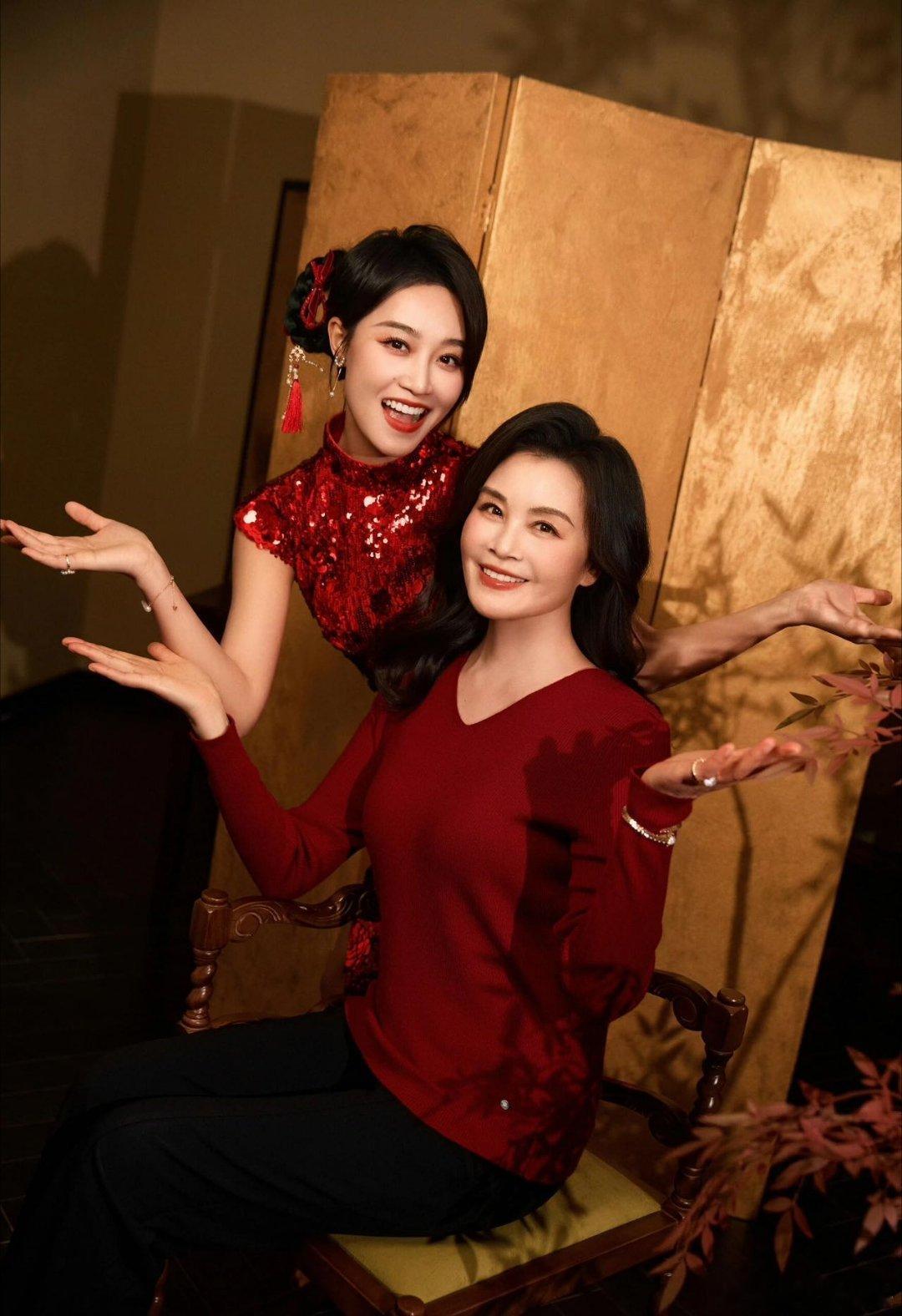 蓝盈莹和妈妈共用一张脸母女二人眉眼高度重合，以前呵护小小孩童，现在温情依旧满满，