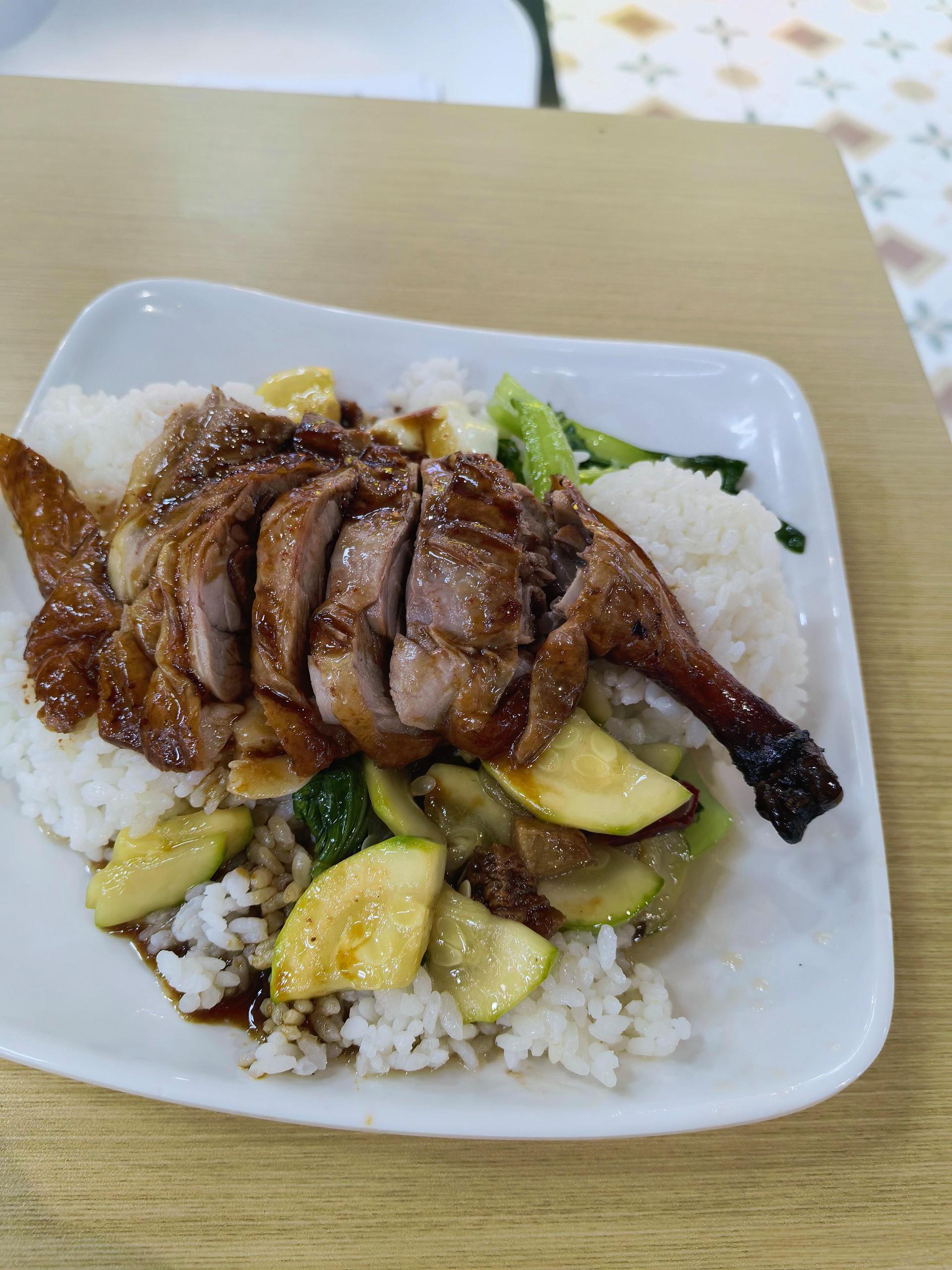 学校12块钱的鹅腿饭 
