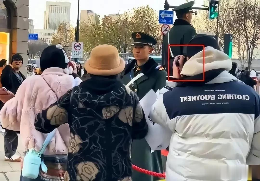 上海南京步行街女子骚扰怼站岗哨兵这事儿不对劲儿。
疑似现场有黑衣人招手打手势，有