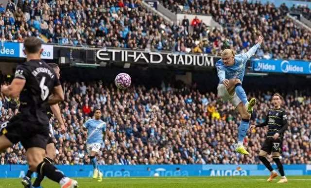 英超没能讨到好彩“头”！哈兰德寸头亮相，射门与长发全丢了