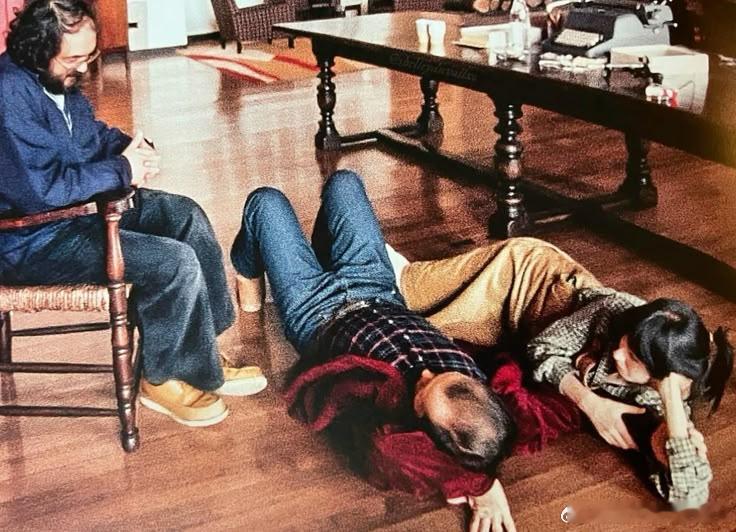 斯坦利·库布里克、杰克·尼科尔森和谢莉·杜瓦尔在《闪灵》的一张片场照 