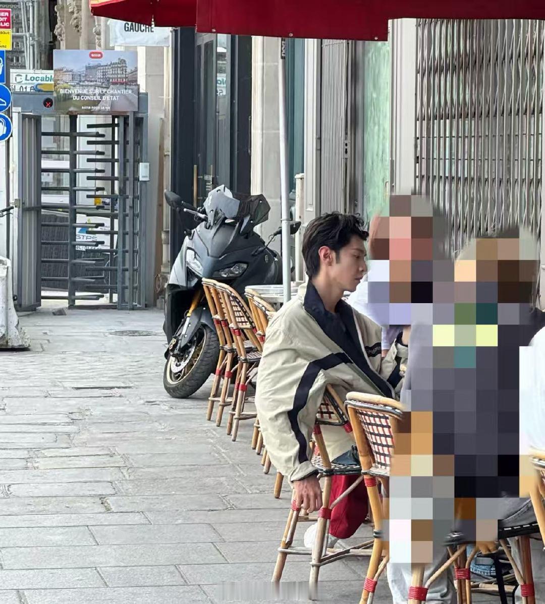 巴黎街头偶遇陈哲远巴黎街头偶遇陈哲远直播！巴黎街头偶遇陈哲远直播 陈哲远两次认错