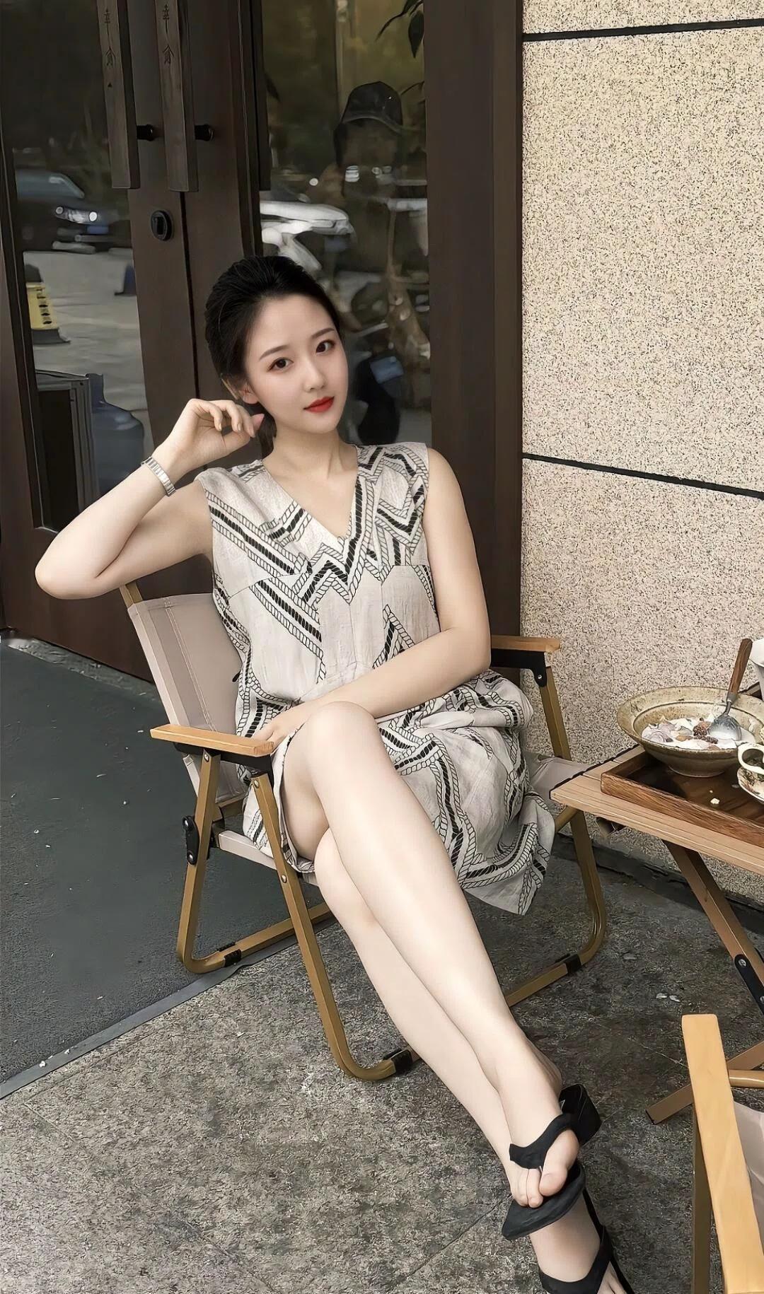 夏日午后，小姨子清纯小姨子 悠然自得，享受生活的每一刻。