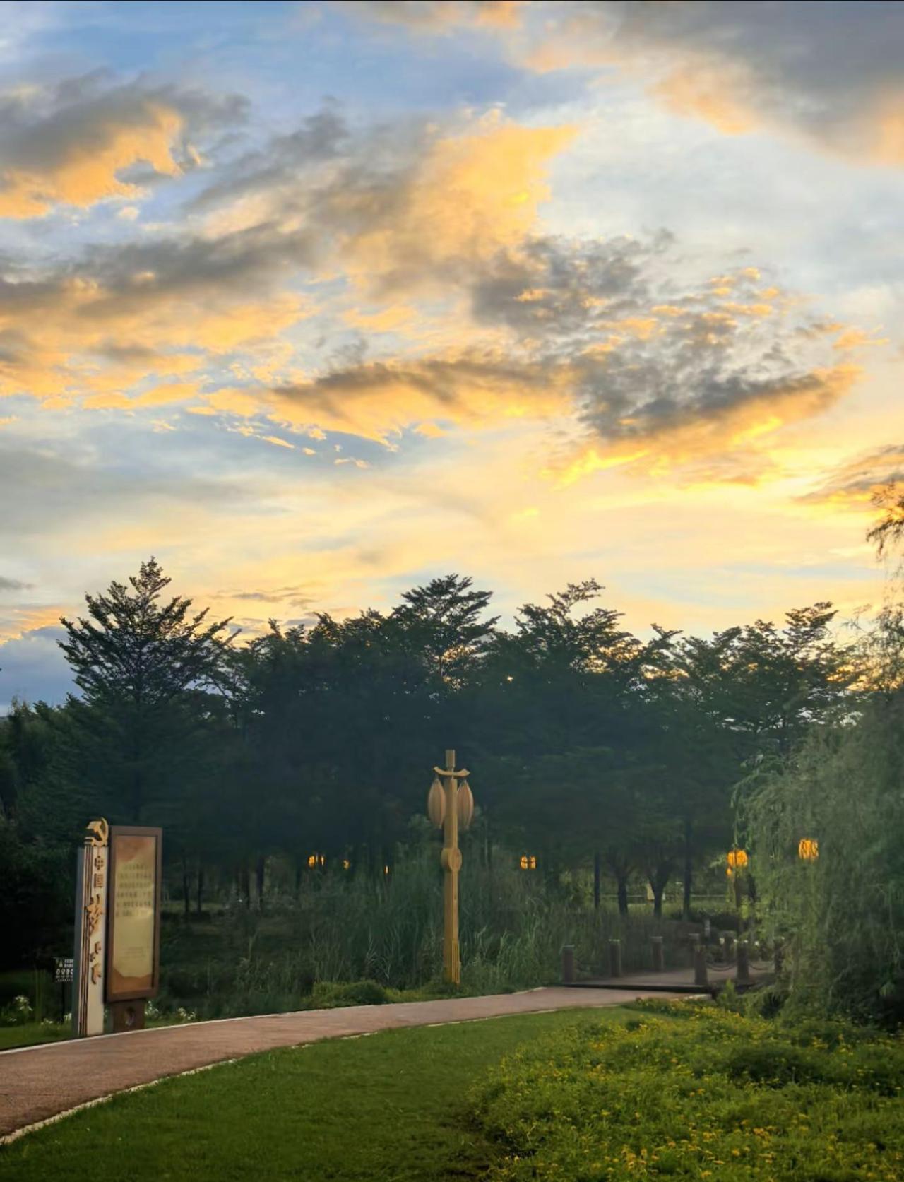 前奏太好听了 于是我拍了张夕阳 想跟你交换一张日落身边治愈风景 夕阳西下落日余晖