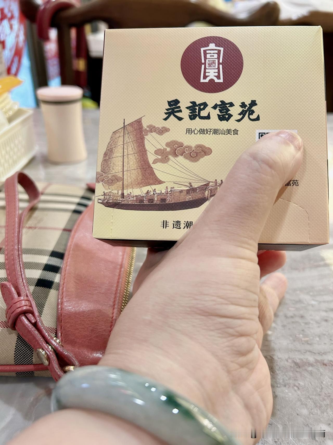 富人站在信息的上游，拥有顶层的资源优势，在生存竞争的环境中，信息差就是财富差，资