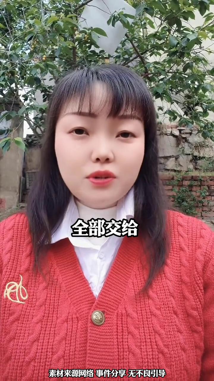 离谱！一月一万二的养老金都不够用，重庆独生女的"无奈"让人细思极恐。
重庆一对老