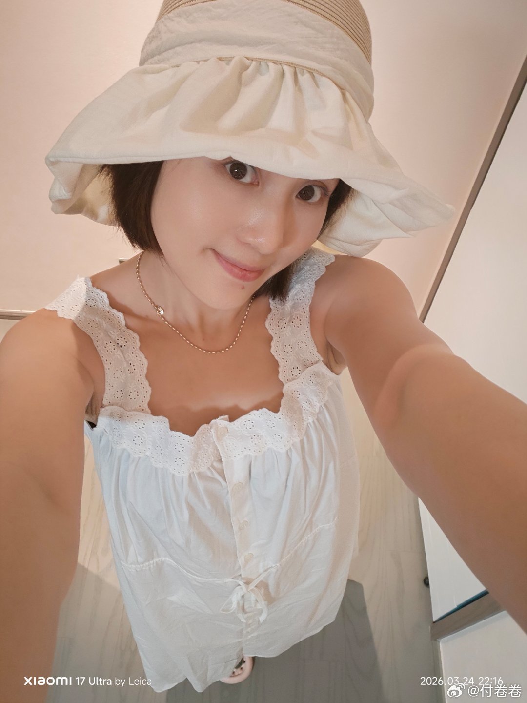 图1是我的自拍，图2是豆包改的，我早上给老公看图2，问她这样好看不……他问我，这