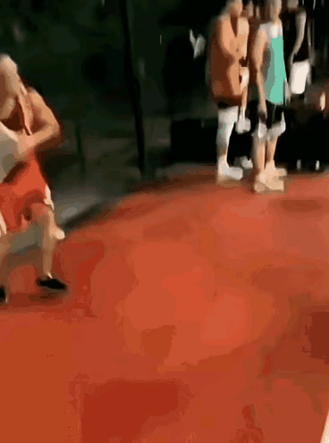 这是少林篮球吗？
一言不合，举着石板追着人砸，还好最后冷静了下来，万幸啊！