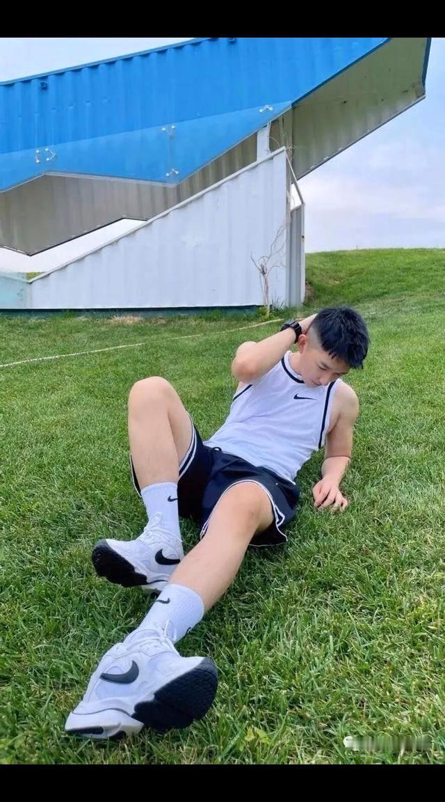 那小哥哥真帅。